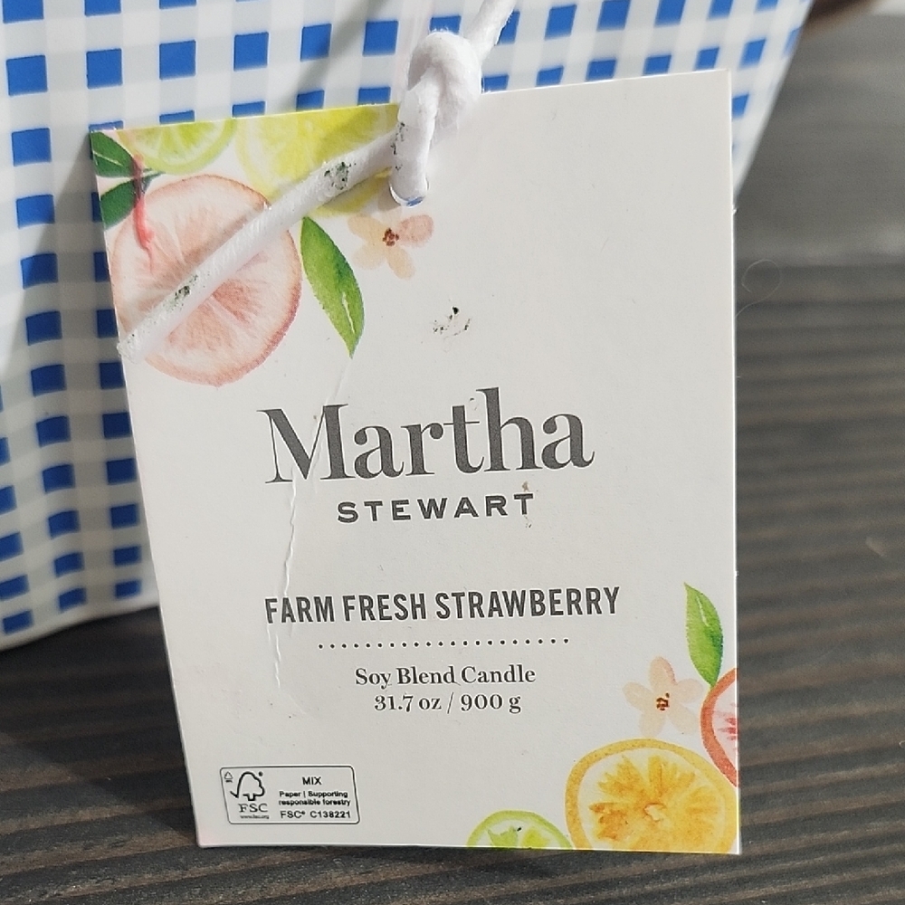 Martha Stewart Farm Fresh Strawberry Soy Blend Candle 31.7 oz – Decorative Fruit - Picture 4 of 4